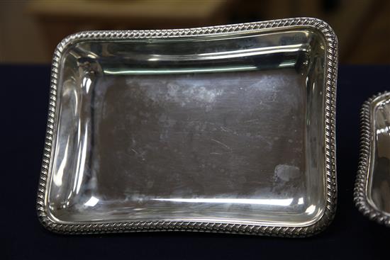 A George V silver entree dish and cover with handle by Mappin & Webb, 52 oz.